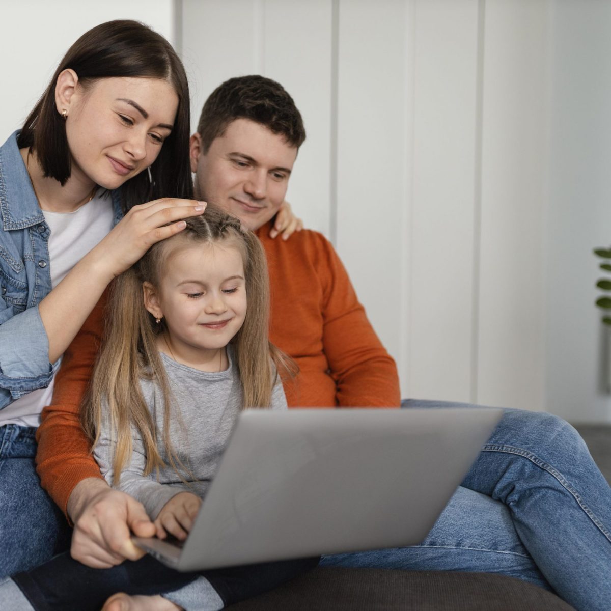 medium-shot-family-videocall